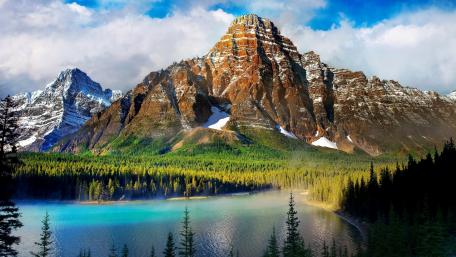 Majestic Mountain Reflection in Tranquil Lake wallpaper