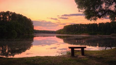 Lakeside bench wallpaper