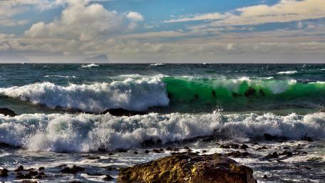 Serene Ocean Waves Embracing the Shore wallpaper
