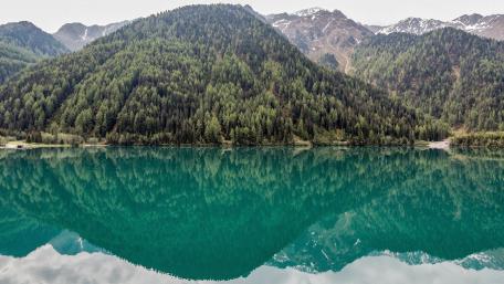 Green lake mountain reflection wallpaper