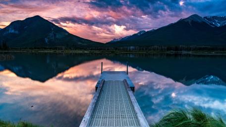 Tranquil Dawn at Mountain Lake Pier wallpaper