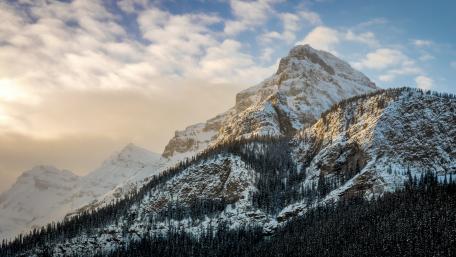 Mountains over Lake Louise wallpaper