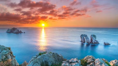 Serene Sunrise Over the Ocean Coastline wallpaper