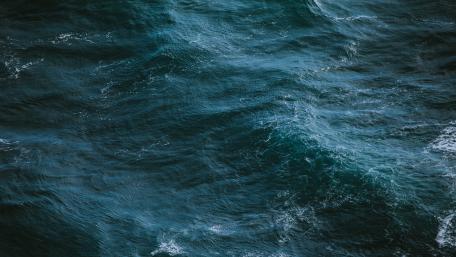 Majestic Ocean Waves Dance in Harmony wallpaper