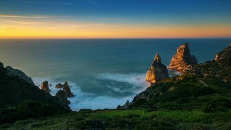Serene Coastal Horizon at Sunset wallpaper