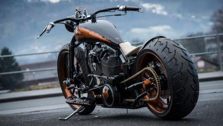 Sleek Motorcycle Majesty on Display wallpaper