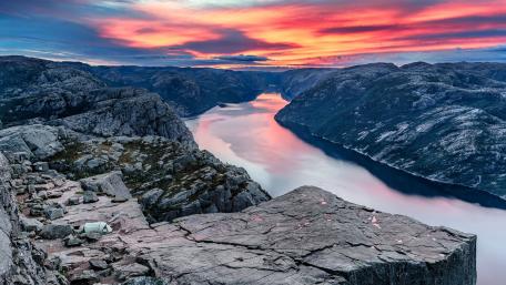 Pulpit Rock (Preikestolen) wallpaper