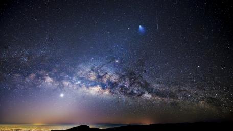 Milky Way Splendor Over Tranquil Horizon wallpaper