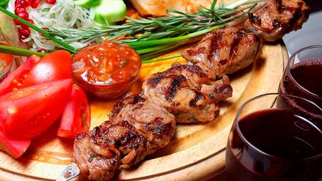 Delicious Grilled Meat Platter for Food Lovers wallpaper