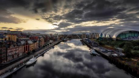 River Tyne and the Gateshead Millennium Bridge (Newcastle) wallpaper
