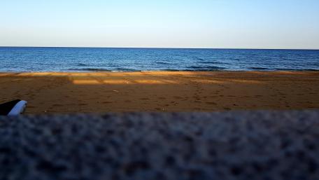 Serene Beach Horizon at Dusk wallpaper