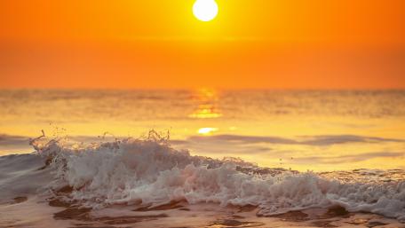 Serene Sunrise Over Calm Ocean Waves wallpaper