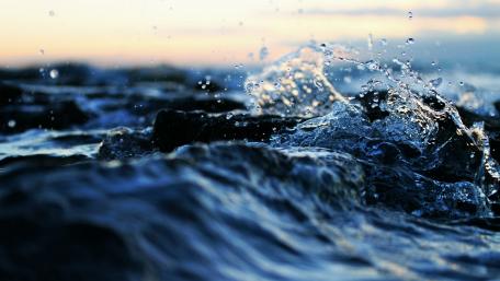 Dynamic Sea Waves in 4K Resolution wallpaper