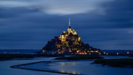 Mont Saint-Michel at dusk wallpaper