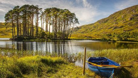 Blue boat at lakeside wallpaper