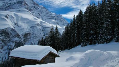 Winter Serenity in a Snowy Mountain Retreat wallpaper