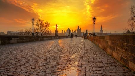 Charles Bridge waliking at sunset wallpaper