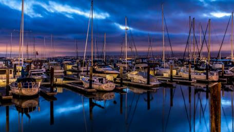 Serenity at the Marina: Evening Reflections wallpaper