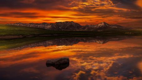 Majestic Twilight Over Loch Reflection wallpaper