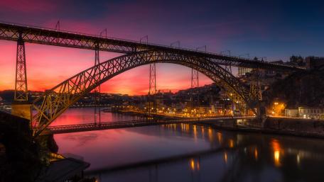 Dom Luís Bridge over River Douro at dusk wallpaper