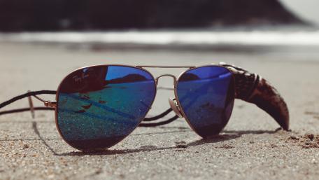 A hot day for glasses wallpaper