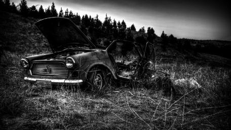 Abandoned car wreck wallpaper