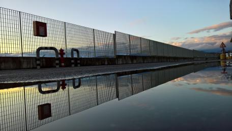 Tranquil Cityscape Reflection in Water wallpaper