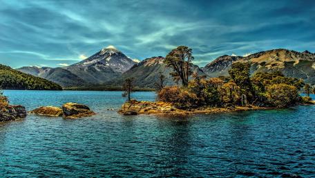 Serene Islet Reflection in Tranquil Lake Waters wallpaper