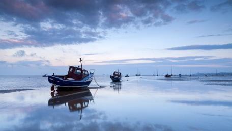 Boats at low tide wallpaper