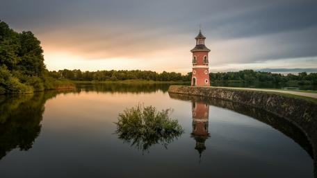 Serene River Reflection at Dusk wallpaper