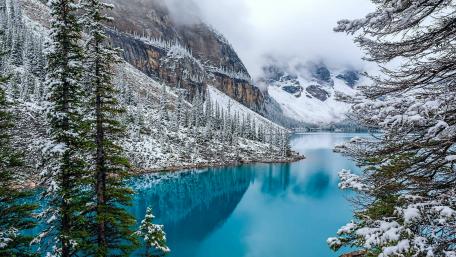 Moraine Lake in winter wallpaper