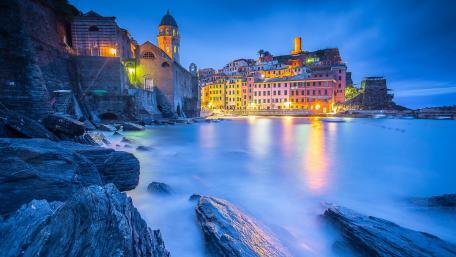 Vernazza at dusk (Cinque Terre, Italy) wallpaper