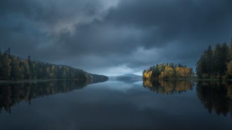 Serene Autumn Reflections on a Tranquil Lake wallpaper