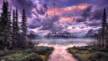 Purplish sky above the mountains wallpaper