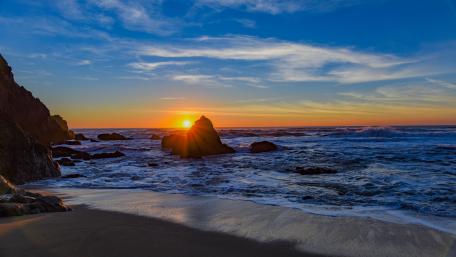 Tranquil Sunset Over Ocean Waves wallpaper