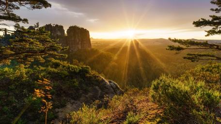 Stunning Sunrise Over Majestic Mountains wallpaper