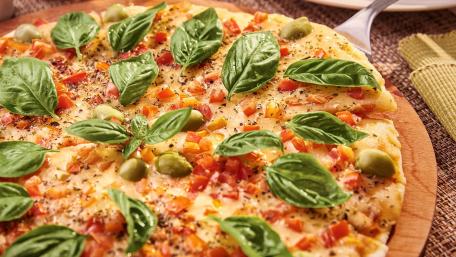 Delicious Vegetarian Pizza with Fresh Ingredients wallpaper