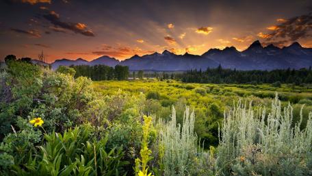 Amazing sunset behind the mountains wallpaper