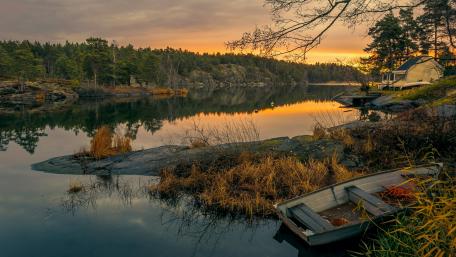 Tranquil Lakeside Sunset Serenity wallpaper