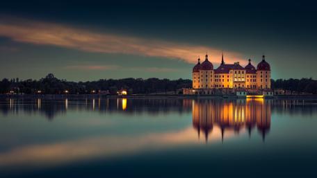 Moritzburg Castle reflected in the castle lake wallpaper