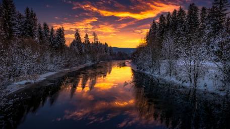 Burning winter sky reflection wallpaper