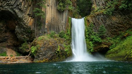 Toketee Falls on the North Umpqua River wallpaper