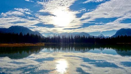 Tranquil Lake Reflections Under a Sunny Sky wallpaper
