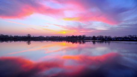 Serene Sunset Over Tranquil Waters wallpaper