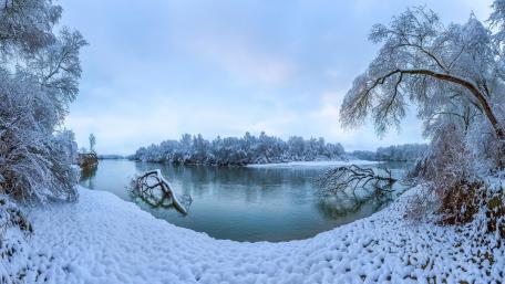 Terek River in wintertime wallpaper