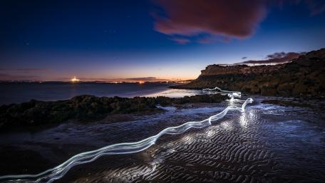 Serene Dusk at the Shoreline wallpaper
