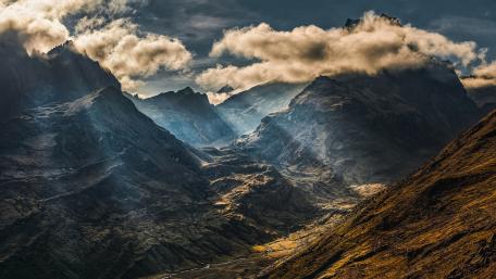 Cloudy  peaks wallpaper