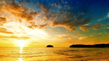Serene Sunset Over the Tranquil Sea wallpaper