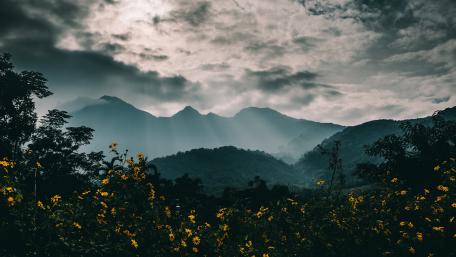 Majestic Mountain Landscape with Sunrays wallpaper