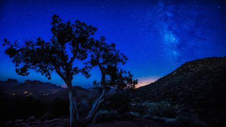 Majestic Night Under the Milky Way wallpaper